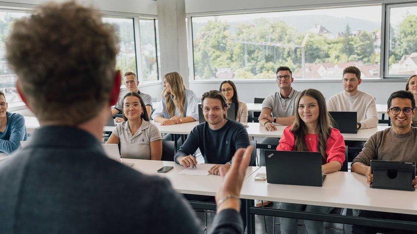 Ein Professor steht vor einem Kurs an Studierenden
