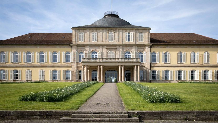 Das Schloss der Uni Hohenheim von außen.