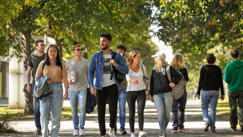 Studierende laufen auf dem Campus