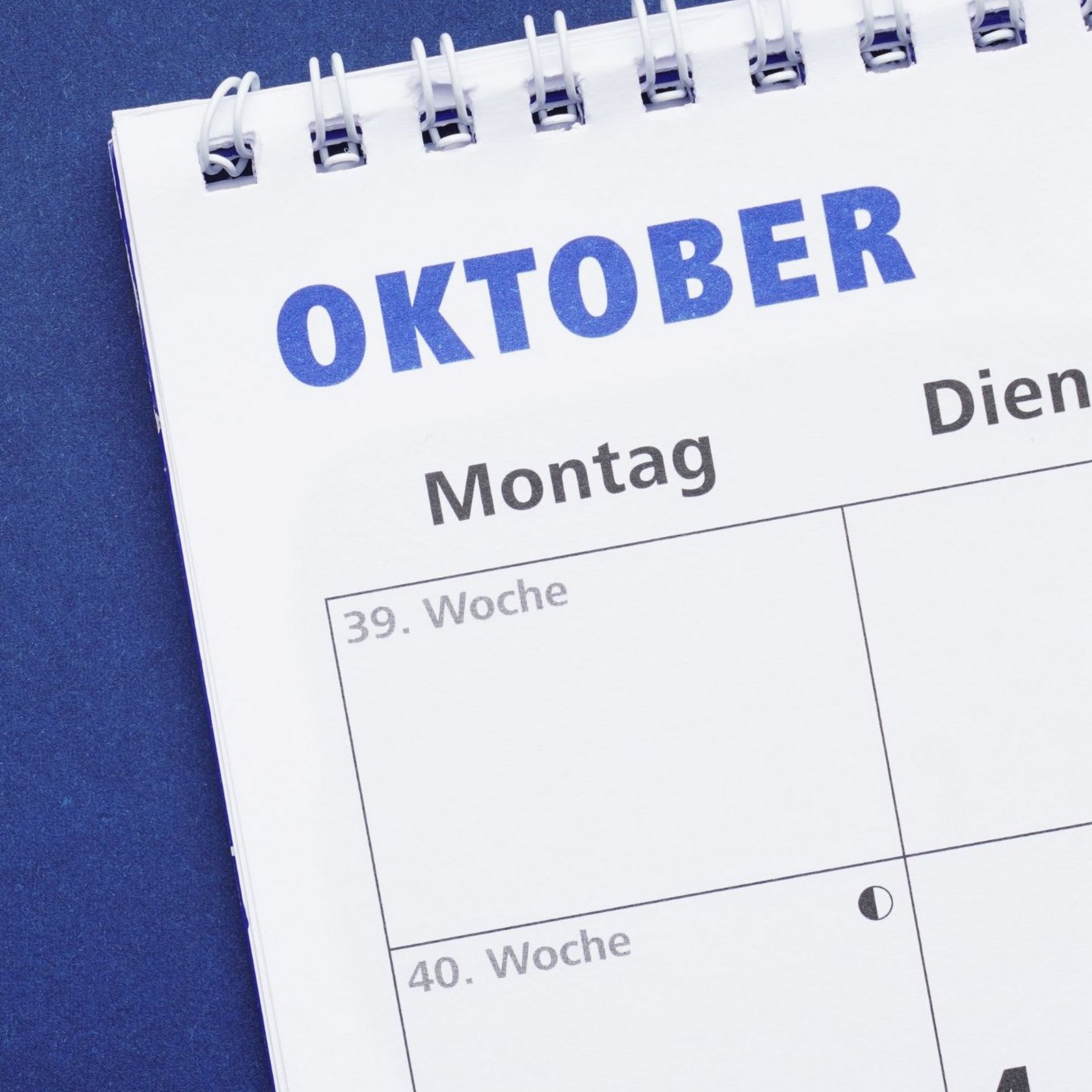 Kalenderblatt mit dem Monat Oktober auf blauem Hintergrund