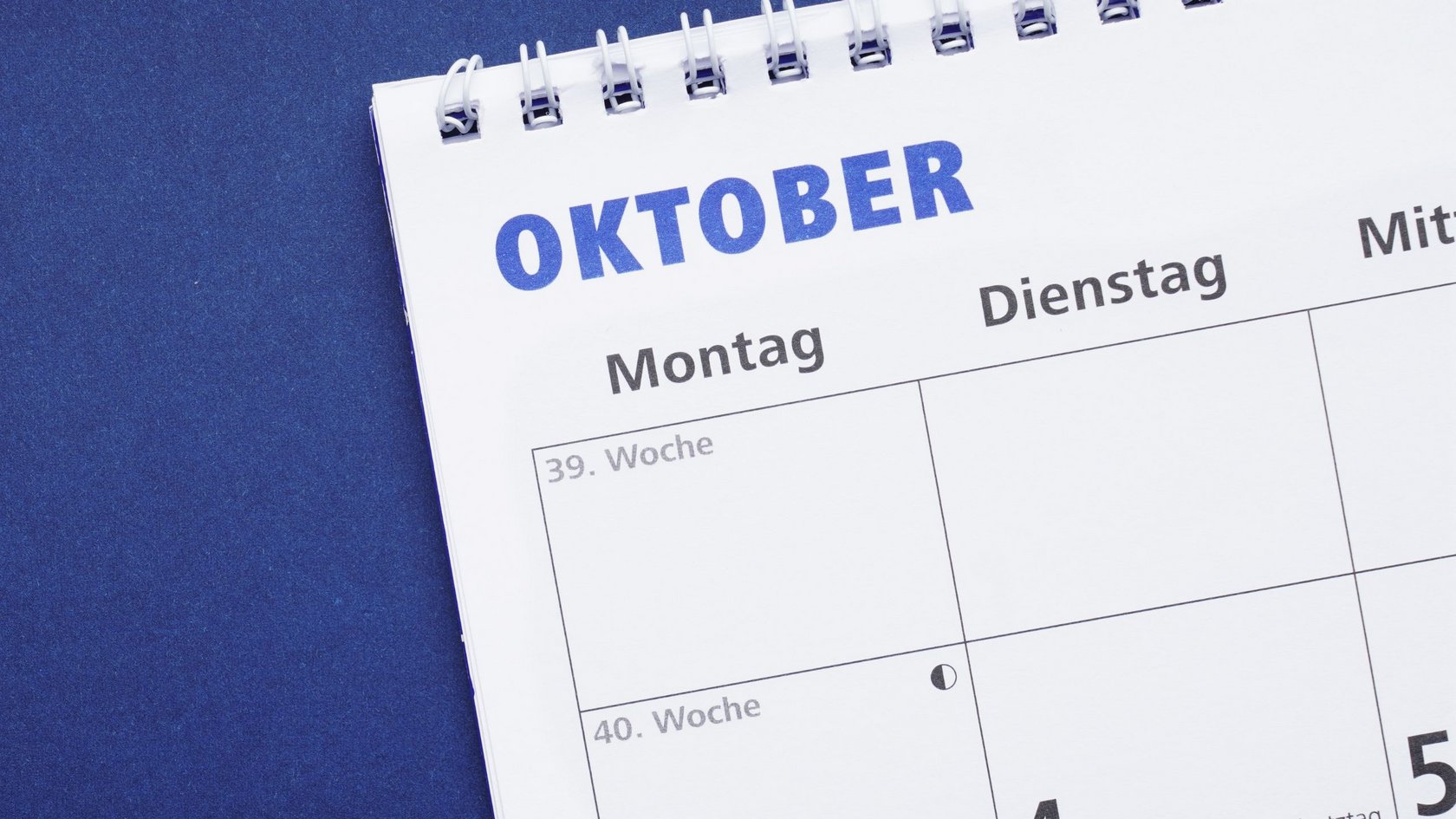 Kalenderblatt mit dem Monat Oktober auf blauem Hintergrund