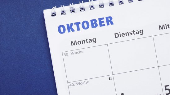 Kalenderblatt mit dem Monat Oktober auf blauem Hintergrund